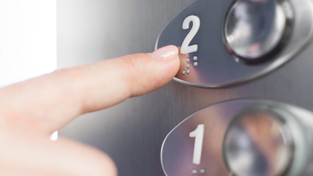 mano botón segundo piso ascensor gal ascensores chile